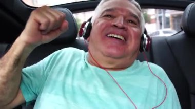 Mutlu komuta sizde arabada müzik dinleme