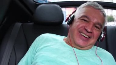 Mutlu komuta sizde arabada müzik dinleme