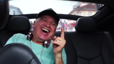 Mutlu komuta sizde arabada müzik dinleme