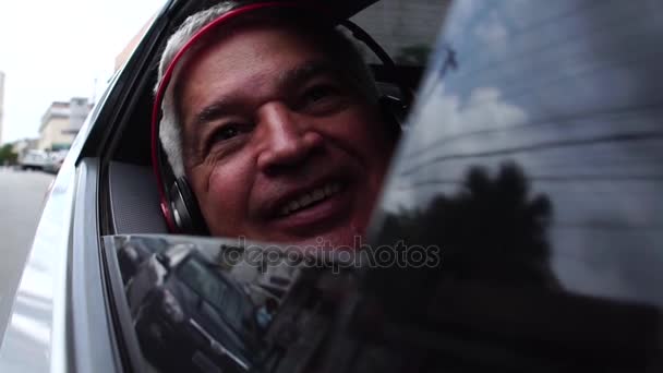 Homem Sênior Feliz Ouvindo Música Carro — Vídeo de Stock