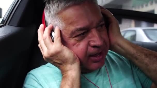 Ευτυχής Ανώτερος Άνθρωπος Ακούει Μουσική Στο Αυτοκίνητο — Αρχείο Βίντεο