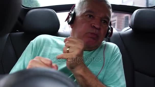 Feliz Hombre Mayor Escuchando Música Coche — Vídeos de Stock