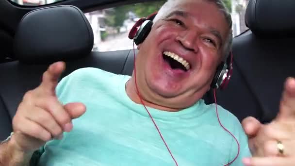 Feliz Hombre Mayor Escuchando Música Coche — Vídeos de Stock