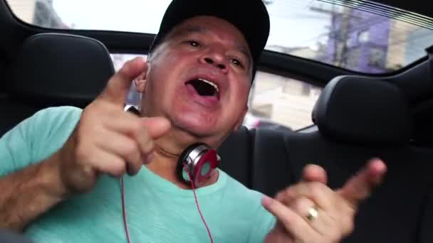 Homem Sênior Feliz Ouvindo Música Carro — Vídeo de Stock