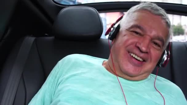 Lycklig Senior Man Lyssnar Musik Bilen — Stockvideo
