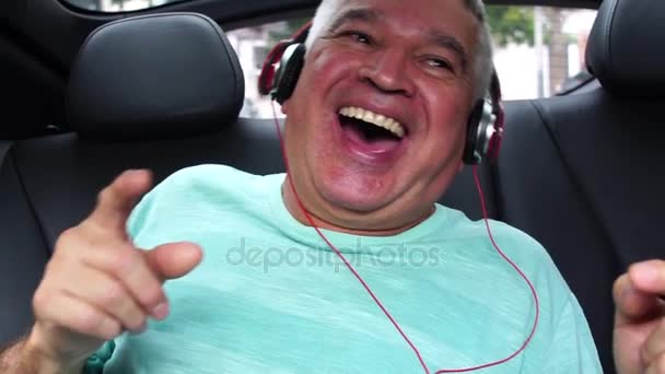 Lycklig Senior Man Lyssnar Musik Bilen — Stockvideo