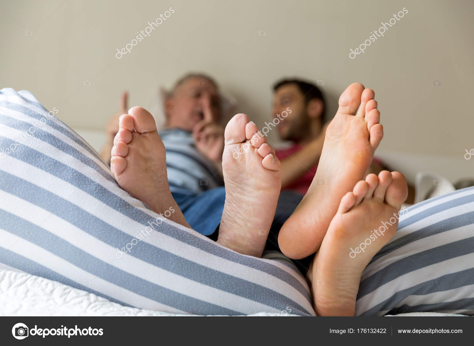 ноги папы и сына. отец ноги сын. ботинки для мальчика. ребенок на цыпочках. пятки отца и сына.