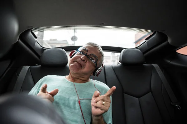 Glücklicher Senior Hört Musik Auto — Stockfoto