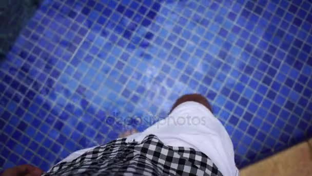 Ein Mann Geht Auf Den Pool Und Knöpft Sein Hemd — Stockvideo
