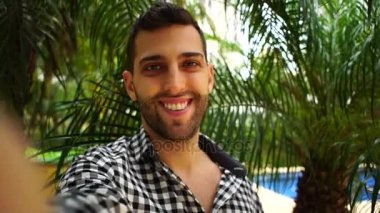 Adam selfie çekiyor.