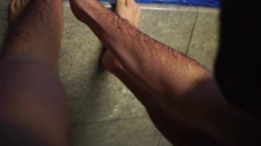 Yüzücü yarış yüzmeye başlamaya hazırlanıyor