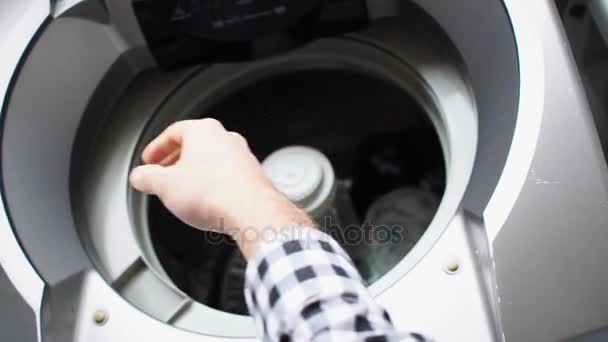 Homme Mettant Des Vêtements Dans Machine Laver Pov — Video