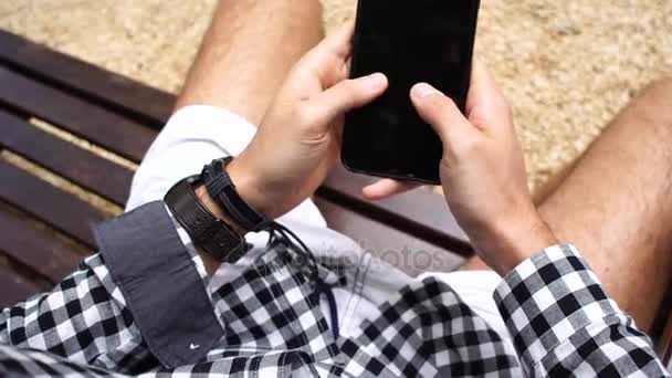 Persoonlijk Perspectief Van Een Man Met Behulp Van Zijn Mobiele — Stockvideo