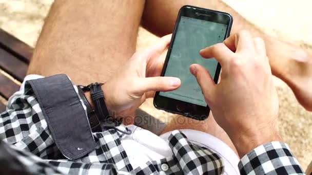 Persönliche Perspektive Eines Mannes Der Sein Handy Benutzt — Stockvideo