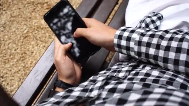 Perspective Personnelle Homme Utilisant Son Mobile — Video