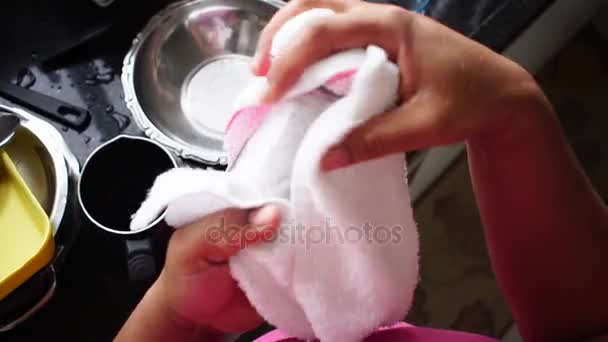 Πρώτου Προσώπου Της Γυναίκας Στέγνωμα Των Πιάτων Πετσέτα — Αρχείο Βίντεο