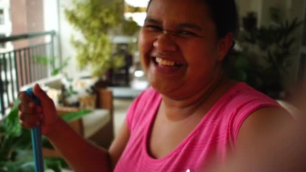 Домработница Делает Селфи Дома — стоковое видео