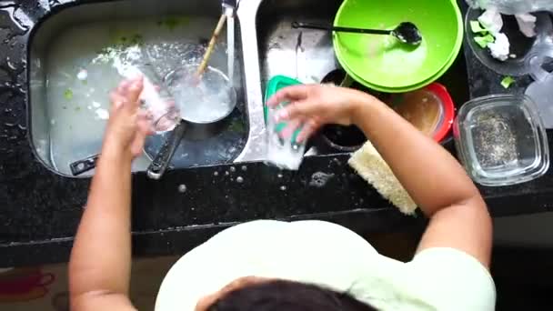 Mujer Lavando Los Platos Pov — Vídeos de Stock