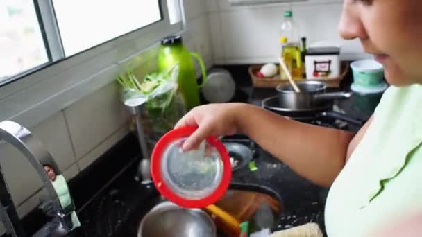 Huishoudster Nemen Van Een Selfie Huis — Stockvideo
