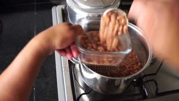 Cocinar Arroz Frijoles Brasileños Tradicionales Arroz Feijao Pov — Vídeo de stock