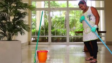 Dans ve Having Fun süpürge ile komik kahya