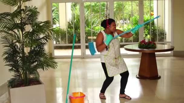 Веселые Домохозяйки Танцуют Веселятся Метлой — стоковое видео
