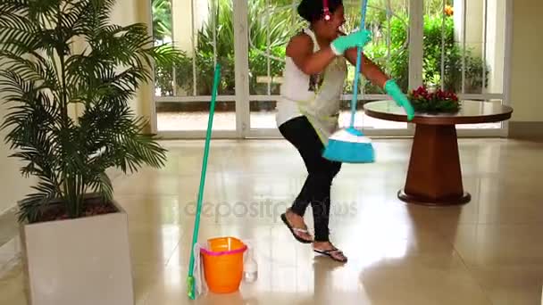 Grappige Huishoudster Dansen Plezier Met Bezem — Stockvideo