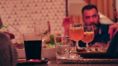 Aile Noel'i kutluyor - akşam yemeği