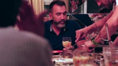 Aile Noel'i kutluyor - akşam yemeği