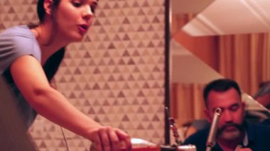 Aile Noel'i kutluyor - akşam yemeği