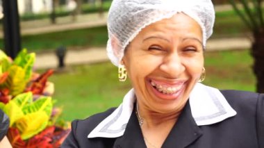 Ev işlerinde yardımcı portresi