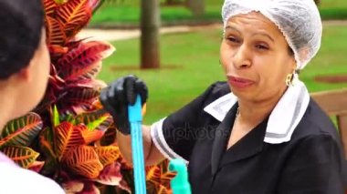 İki hizmetçi arkadaş Talking - dedikodu