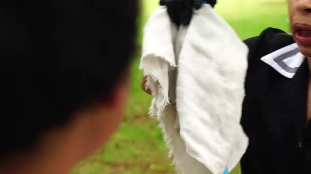 Zwei Befreundete Haushälterinnen Reden Klatsch Und Tratsch — Stockvideo