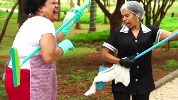 Dois Amigos Empregada Dançando Divertindo — Vídeo de Stock