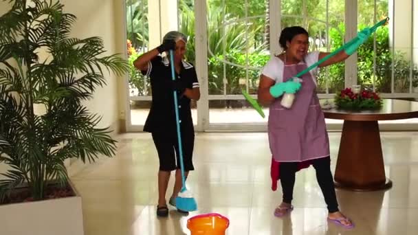 Zwei Befreundete Haushälterinnen Tanzen Und Haben Spaß — Stockvideo