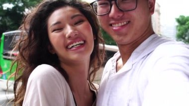 Genç Asyalı çift alarak selfie