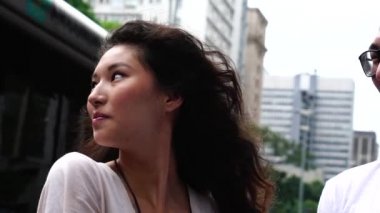 Genç çift Paulista Avenue, Sao Paulo, Brezilya için otobüs bekliyor