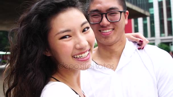 Unga Asiatiska Par Med Selfie — Stockvideo