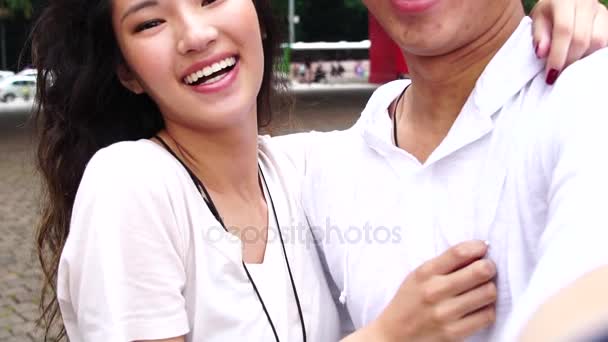 Mladý Asijský Pár Přijetí Selfie — Stock video
