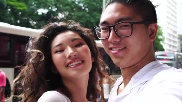 Jonge Aziatische Paar Nemen Selfie — Stockvideo