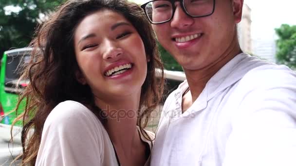 Unga Asiatiska Par Med Selfie — Stockvideo