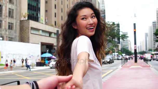 Junge Asiatische Mädchen Führen Durch Die Hand Ihres Freundes Folgen — Stockvideo