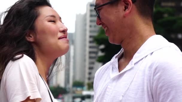 Genç Asyalı Çift Kucaklayan — Stok video