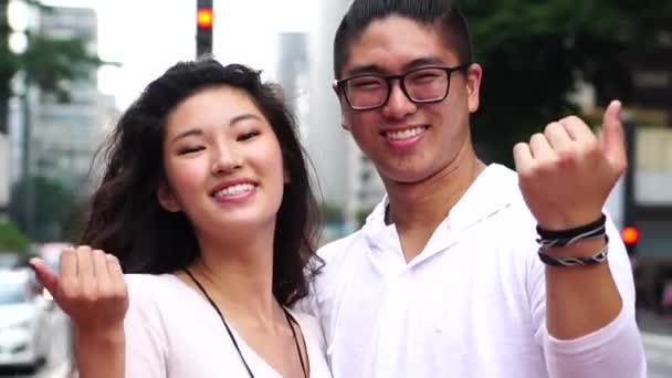 Genç Asyalı Çift Kişi Gelmek Davet Etme — Stok video