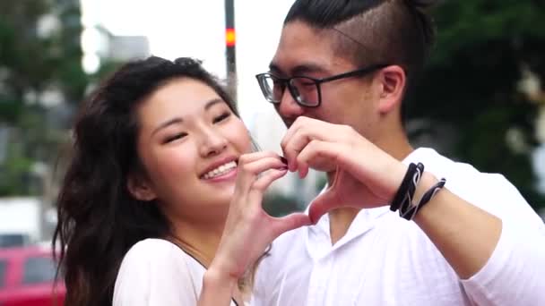 Νεαρό Ζευγάρι Ασίας Καθιστώντας Ένα Σχήμα Καρδιάς Χέρια Τους — Αρχείο Βίντεο