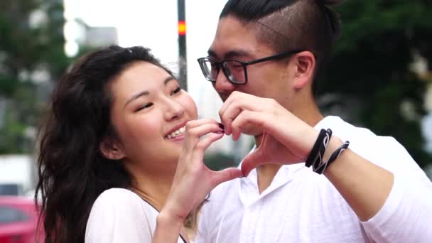 Junge Asiatische Paar Macht Ein Herz Form Mit Ihren Händen — Stockvideo
