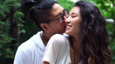 Romantik genç Asyalı çift öpüşme