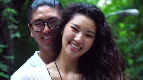 Retrato Pareja Asiática Sonriendo — Vídeo de stock