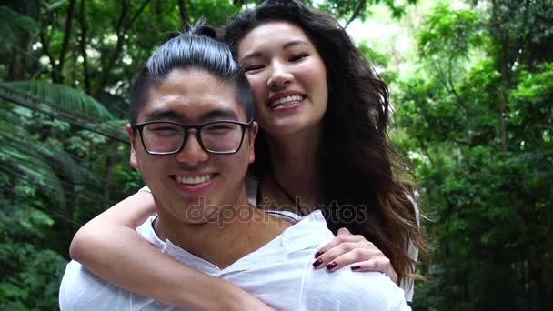 Asya Çift Gülümseyen Portresi — Stok video