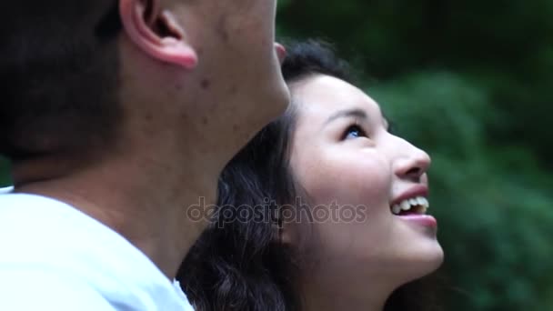 Asiatisches Paar Geht Park Spazieren — Stockvideo
